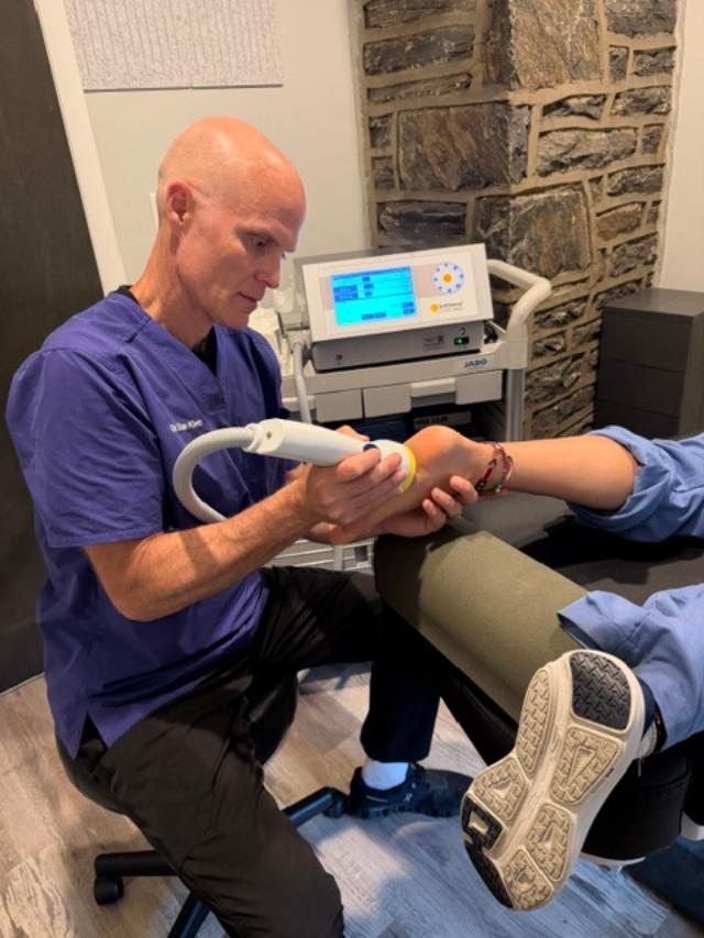 Dr. Dan Klein evaluando el pie y talón de un paciente en Upper Darby PA