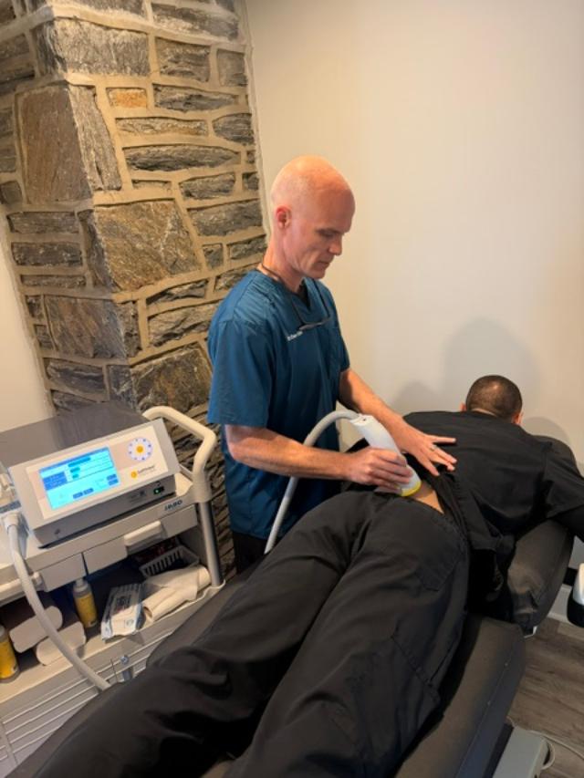 Dr. Dan Klein realizando Terapia SoftWave en la espalda baja de un paciente en Upper Darby PA