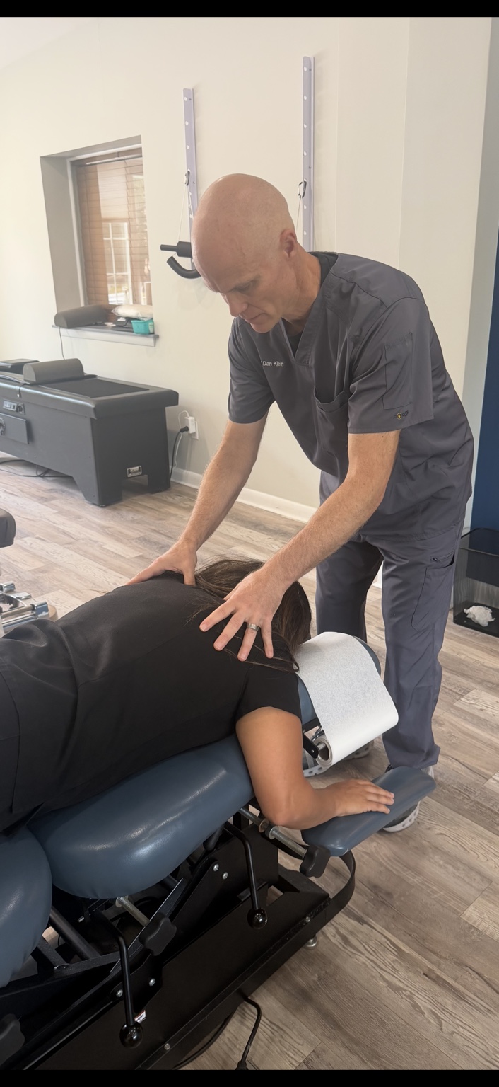 Dr. Dan Klein evaluando el cuello de un paciente en Upper Darby PA
