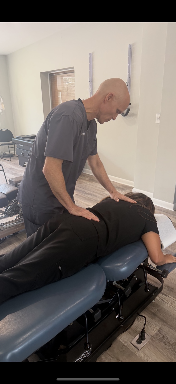 Dr. Dan Klein atendiendo a un paciente en Everybody’s Chiropractic Center en Upper Darby PA